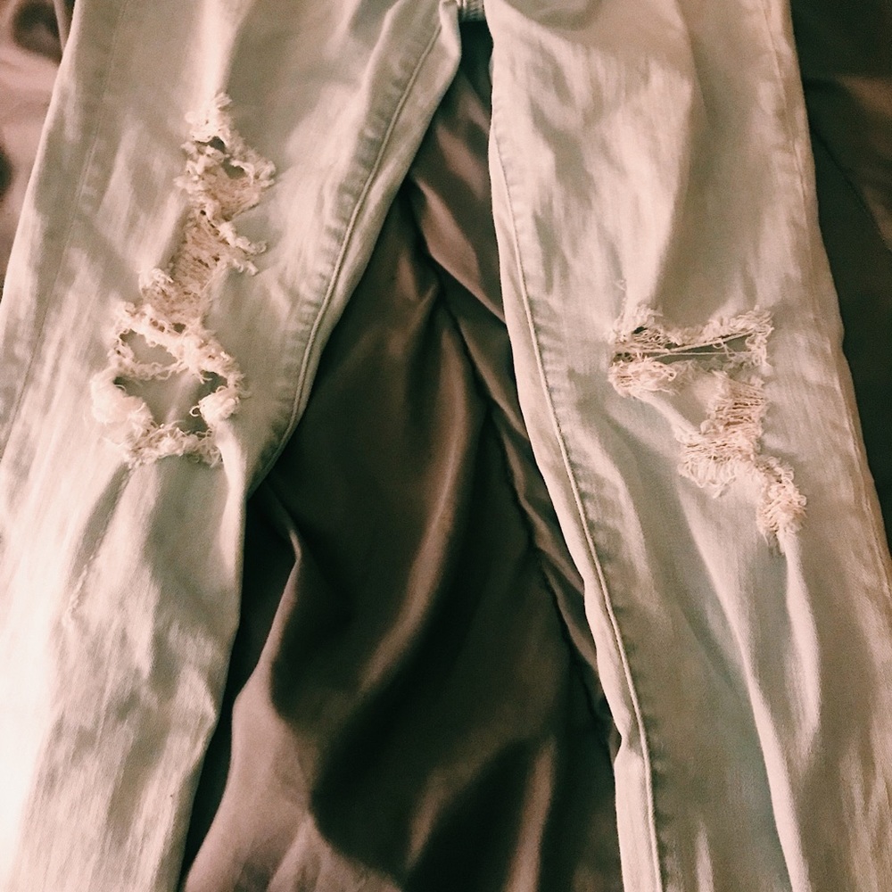 Light Wash Ripped American Eagle Jeans